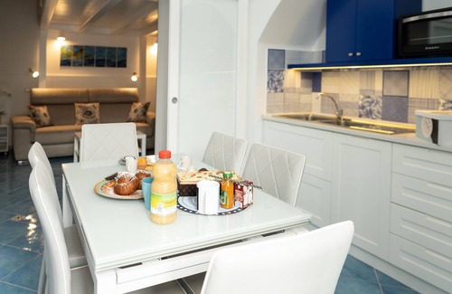 Maiori House | LEVANTE - AMAZING TERRACE/SEA VIEW - APARTMENT UP TO 7 GUESTS IN THE CENTER