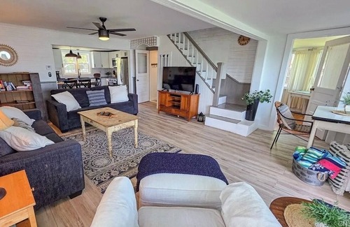 Auburn Cottage | Level Beach, Dock, Central Air, New Kitchen, Fantastic Views, Rowboat & Kayaks!