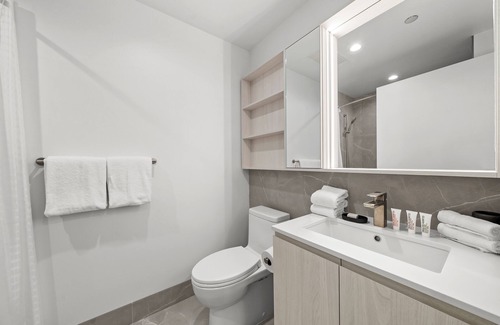 West Loop Hotel | Level - Fulton market Modern two bedroom two bath with full kitchen and balcony