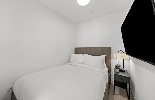 West Loop Hotel | Level - Fulton market Modern two bedroom two bath with full kitchen and balcony