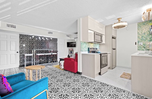 Levittown House | Levittown Gold: Spacious 4-Bedroom Guesthouse Building in SunnyToa Baja