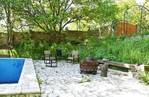 Parpi Apartment | Levon's Dom: Garden Room