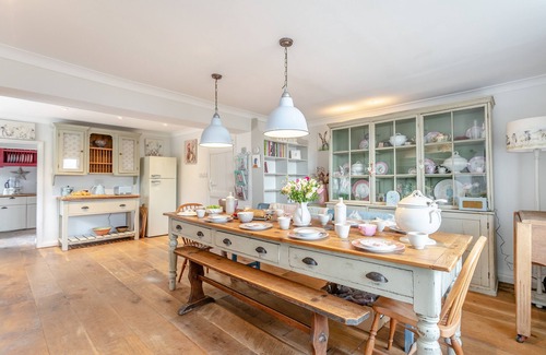 Hatherleigh House | Lewer Farmhouse - Six Bedroom House, Sleeps 12