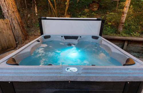 Sugar Pine House | Lewis Creek Hideaway- Hot Tub/EV/Pool Table/Historic