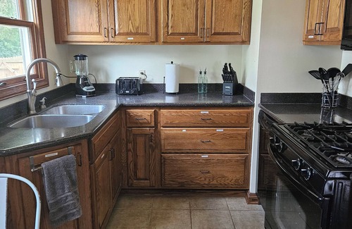 Lewiston House | Lewiston, NY. Premier Host! 5 mins. to Canada. 10 min. to Niagara Falls, NY!