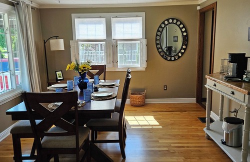 Lewiston House | Lewiston, NY. Premier Host! 5 mins. to Canada. 10 min. to Niagara Falls, NY!