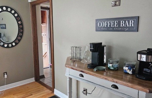 Lewiston House | Lewiston, NY. Premier Host! 5 mins. to Canada. 10 min. to Niagara Falls, NY!