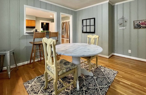 Lexington House | Lexington Boho Chic- 3BED 2BATH NEW LISTING Prime location!