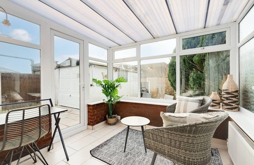 Leyland House | Leyland House - Private Parking Free Wi-Fi Garden