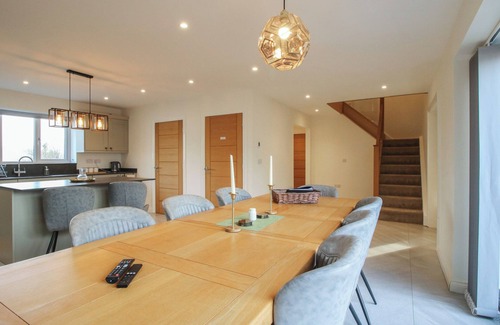 Bishops Castle Cottage | LEYS RETREAT, pet friendly, with hot tub in Bishop's Castle