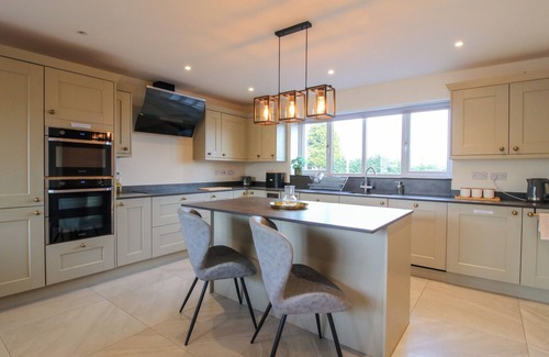 Bishops Castle Cottage | LEYS RETREAT, pet friendly, with hot tub in Bishop's Castle