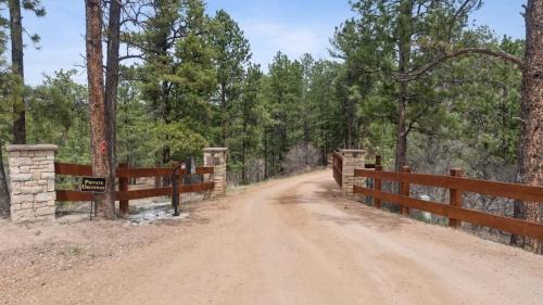 Colorado Springs House | Lg 4-br 2-ba with pool table and 7 person -hottub 10 min to USAFA