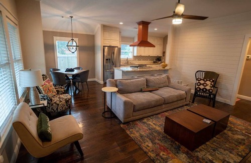 Greater Heights House | Li’l Blue Bungalow 2bd-2bath Sunset Heights