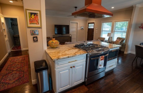 Greater Heights House | Li’l Blue Bungalow 2bd-2bath Sunset Heights