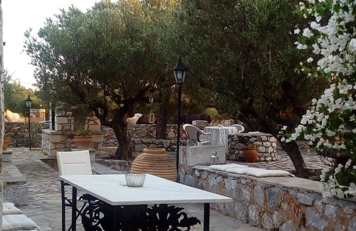 Charouda Apartment | Liako: Apartment with a big balcony and nice view in the village