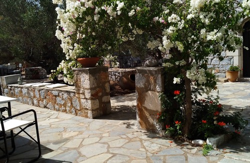 Charouda Apartment | Liako: Apartment with a big balcony and nice view in the village