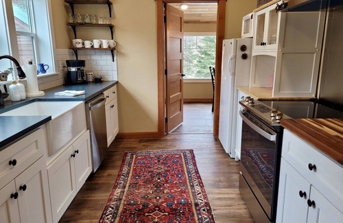 Winthrop House | Libby's Landing-Riverfront, Dog Friendly in Downtown Winthrop!