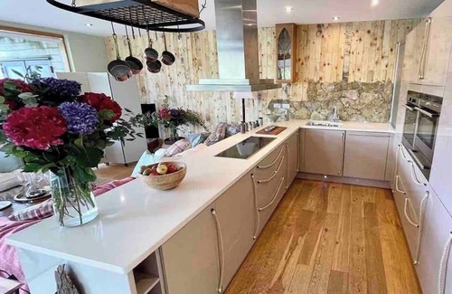 Ampney Crucis House | Libelle | Lakeside Retreat with Hot Tub & Kayak