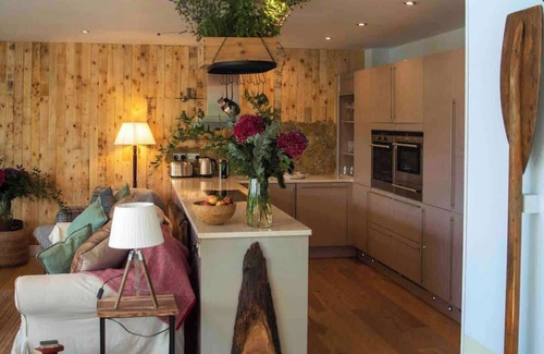Ampney Crucis House | Libelle | Lakeside Retreat with Hot Tub & Kayak