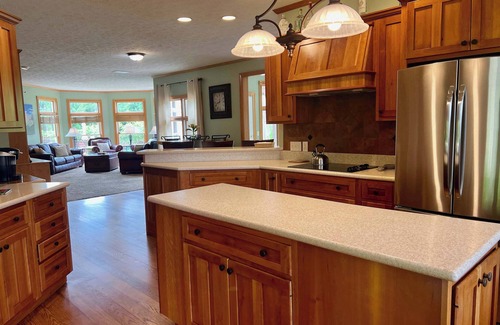 New Philadelphia House | Liberty Hill Lodge, Hot Tub & Pool