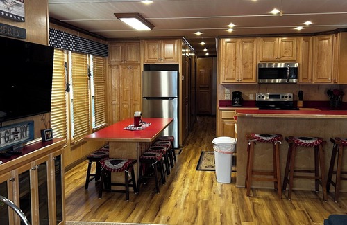 Byrdstown Boat Rental | Liberty is a 6 bedroom houseboat on the Water at Dale Hollow Lake!