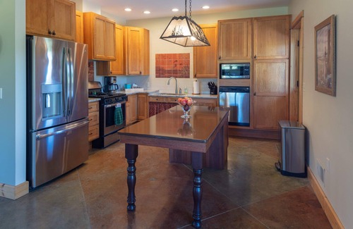 Palmyra Cabin | Liberty Lodge - modern, accessible & surrounded by nature