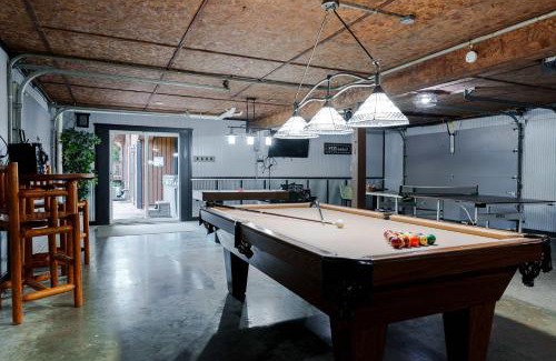New Plymouth House | Liberty Lodge Pool & Hot Tub Game Room BBQ