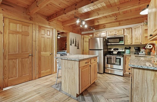Logan Cabin | Liberty Ridge-Hocking Hills-Pet Friendly-covered Hot tub-GameRm- Great Location!