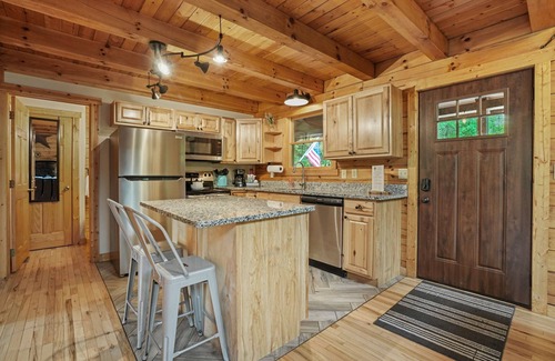 Logan Cabin | Liberty Ridge-Hocking Hills-Pet Friendly-covered Hot tub-GameRm- Great Location!