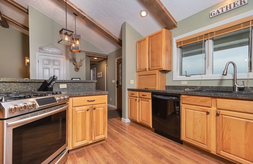 North Glade Hills House | License to Chill | Lake Access + Outdoor Space