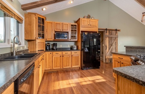 North Glade Hills House | License to Chill | Lake Access + Outdoor Space