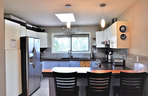 Crawford House | LICENSED! 3 Bedroom Family Home in Lower Mission