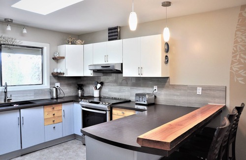 Crawford House | LICENSED! 3 Bedroom Family Home in Lower Mission