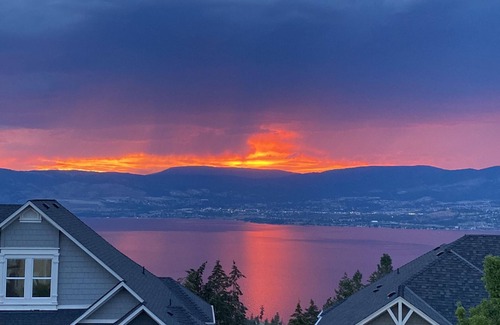 Southwest Mission House | Licensed Lakeview 2 bedroom relaxing in Beautiful Kelowna