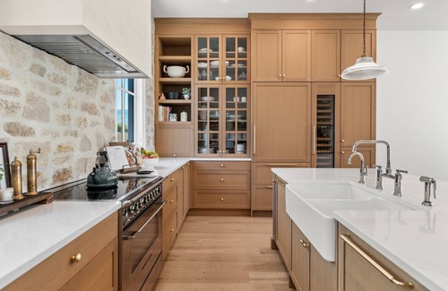 Central Okanagan House | Licensed - Luxury 3 Bed, 3 Ensuite Farmhouse - 2 min walk to the beach