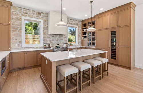 Central Okanagan House | Licensed - Luxury 3 Bed, 3 Ensuite Farmhouse - 2 min walk to the beach