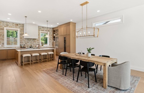 Central Okanagan House | Licensed - Luxury 3 Bed, 3 Ensuite Farmhouse - 2 min walk to the beach