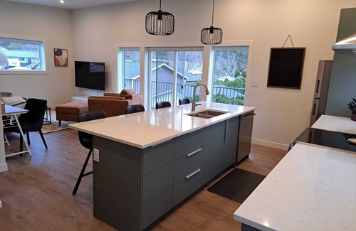 Okanagan-Similkameen House | Licensed: New build carriage house close to hiking, biking, beaches and wineries