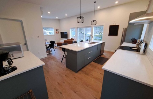 Okanagan-Similkameen House | Licensed: New build carriage house close to hiking, biking, beaches and wineries