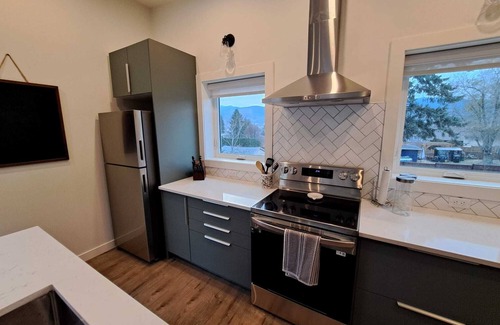 Okanagan-Similkameen House | Licensed: New build carriage house close to hiking, biking, beaches and wineries