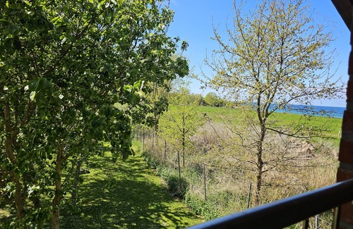 Meschendorf Apartment | Lichrdurchflutete 2-raum-wohnung auf 2 Ebenen mit Meerblick