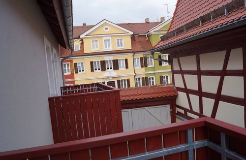 Bad Windsheim Apartment | Licht-durchflutete Ferienwohnung (45qm) mit Balkon und separater Küche