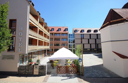 Ehingen Apartment | Lichtdurchflutetes Wehrgangzimmer mit Loggia, Klimaanlage, LCD-TV, Sky-free-to-Guest, kostenfreiem WLAN und Safe