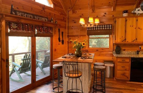 Cashes Valley House | Lickskillet Lodge on Fightingtown Creek; HOT TUB