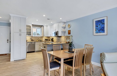 Saint Armands Key Condo | Lido Beach and St Armands Circle. Kingston Arms. Ultimate getaway.