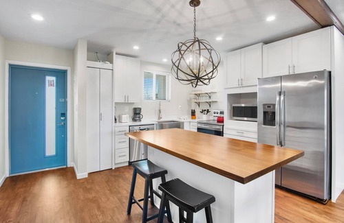 Saint Armands Key Condo | Lido Beach Retreat - Book your romantic escape today!