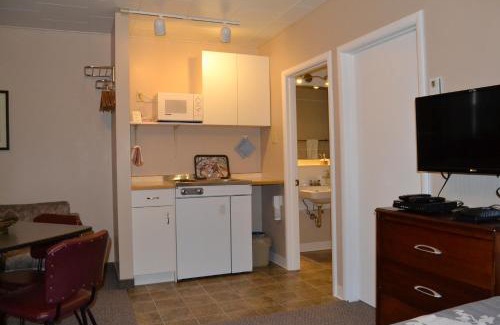 East Kootenay Hotel | Lido Motel