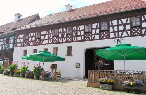 Neualbenreuth Apartment | Liebevoll eingerichtete FeWo für 1 bis 5 Personen mit Balkon