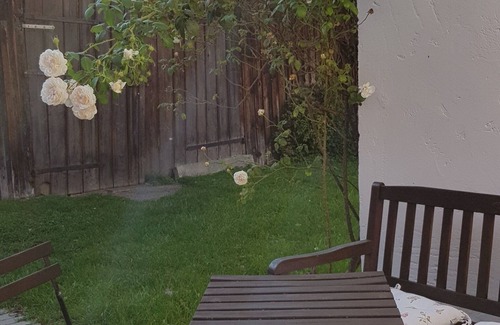 Monheim Apartment | Liebevoll renoviertes Ferienhaus mit 3 Schlafzimmern und Garten