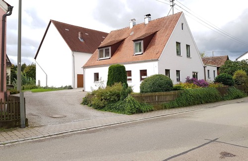 Monheim Apartment | Liebevoll renoviertes Ferienhaus mit 3 Schlafzimmern und Garten